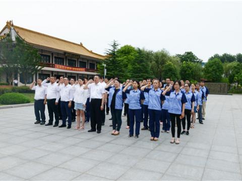 重温入党誓词   思念英雄先烈——海博论坛集团党总支部组织全体党员开展党建运动